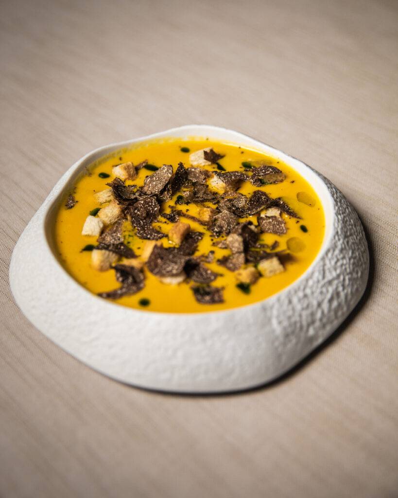 Zuppa di legumi di Sessanio con guanciale di Martina Franca e tartufo nero pregiato